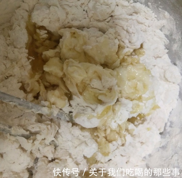 面粉|烙饼时，别只会冷水和面，大厨教你3个技巧，外酥里软层次多，香