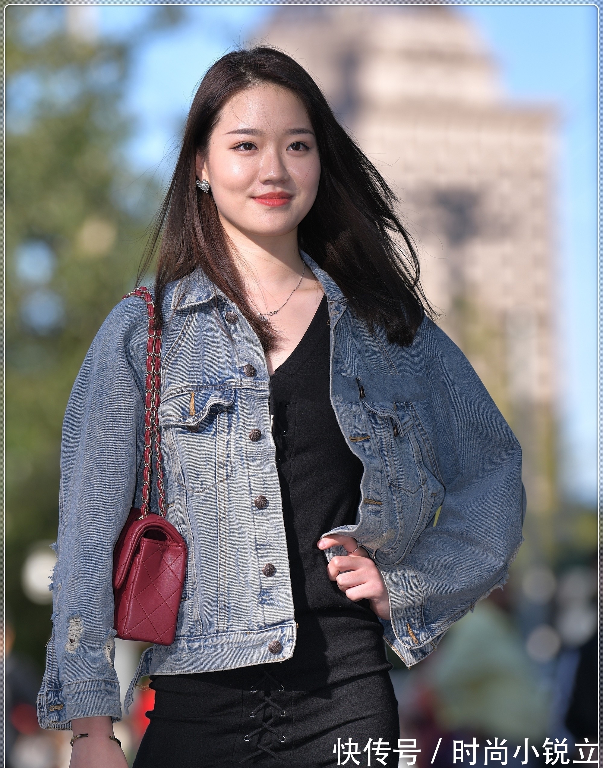 小白鞋 宽松牛仔外套搭配黑色连衣裙,干净素雅,满满少女感