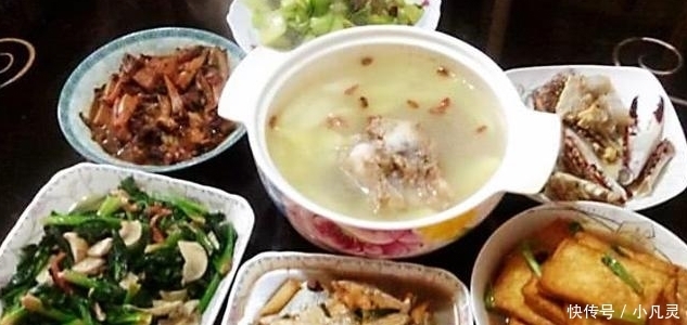 保姆见主家每天倒掉剩菜可惜,请求打包剩菜回家吃,主人拒绝