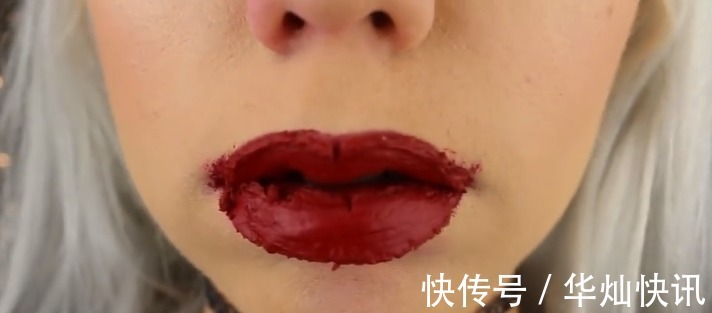 口红 国外美女挑战涂200层口红,用镊子撕掉的瞬间,强迫症表示很舒服