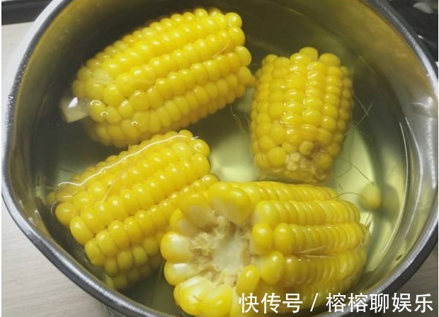 煮熟的玉米不够香甜教你3个煮玉米的妙招，玉米香甜又可口
