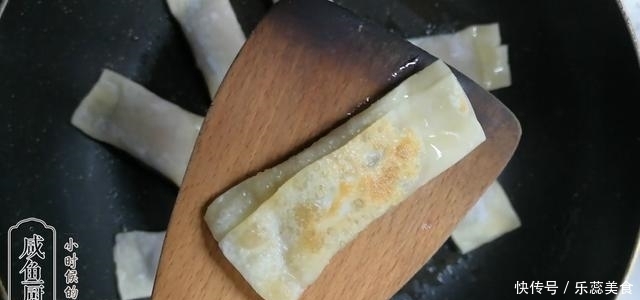  吃法|馄饨皮换个吃法，金黄酥脆，鲜美入味，小伙自己吃两大锅