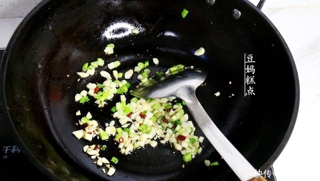 豆腐叶新吃法,卷一卷煎一煎,酱汁浓郁,素菜瞬间变大菜