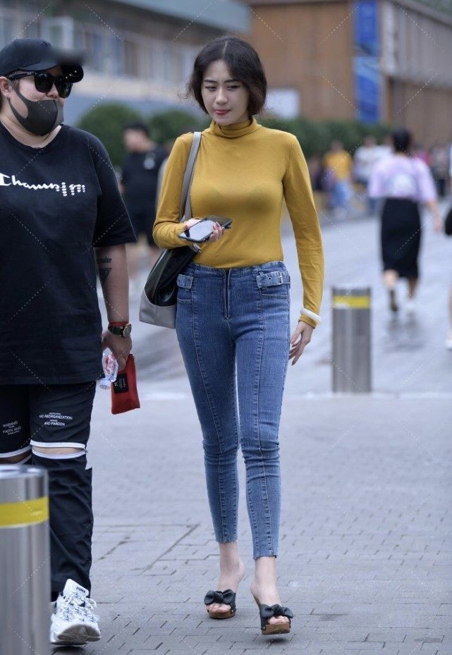微胖 经典黄色紧身上衣,搭配铅笔裤显腿长,高跟鞋中藏蝴蝶结显气质