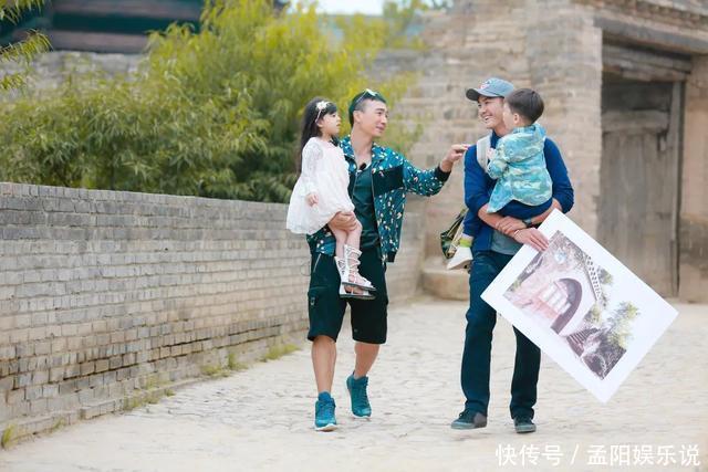 宝妈|“双标爸爸”带娃午睡火了，搂着女儿甜如蜜，儿子：我是捡来的吧