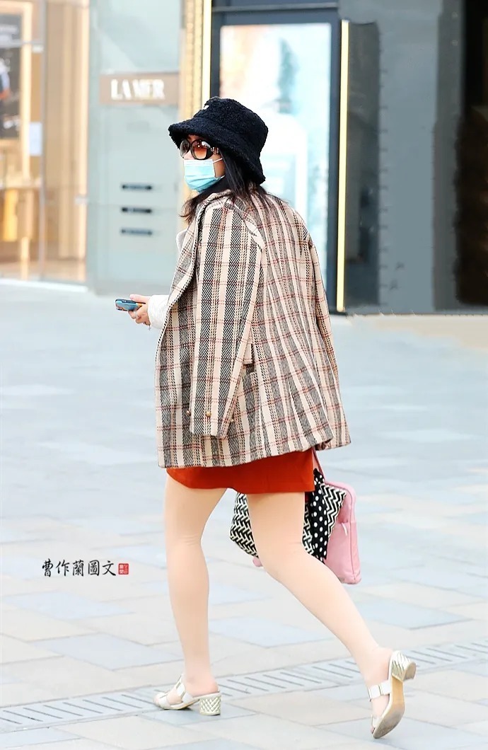 街拍:冬天大街上不怕冷的肉丝美女