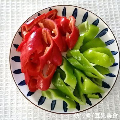 青红椒|你青红椒爆炒鱿鱼花的正宗做法，简单几步，越吃越上瘾