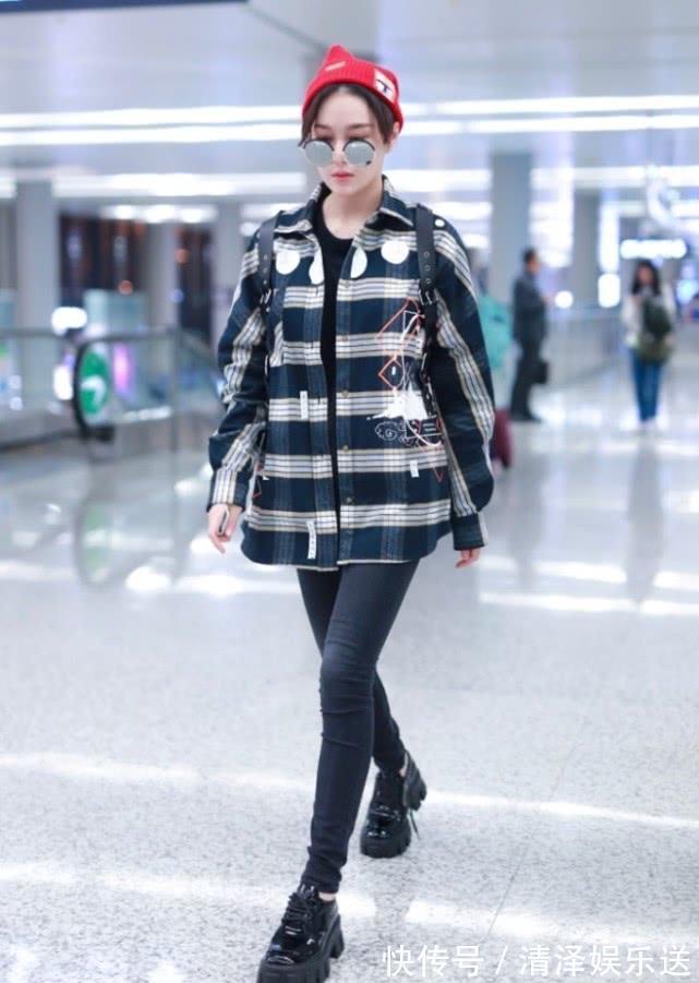 穿搭|这位军嫂是真的酷!张馨予走机场穿何捷“军靴”,却凹漫画腿好美