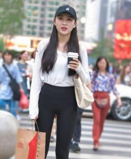 气质|街拍成熟耐看型小姐姐,低腰紧身裙,彰显性感新气质