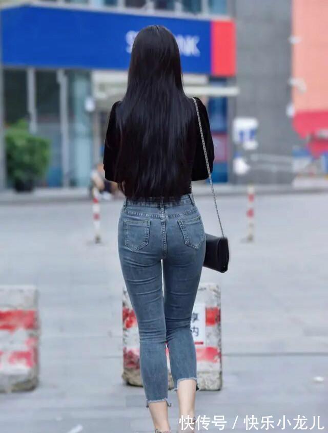 裤脚|黑色凉爽小高跟鞋搭配蓝色小裤脚打底裤,简单而又高效,还特别显瘦