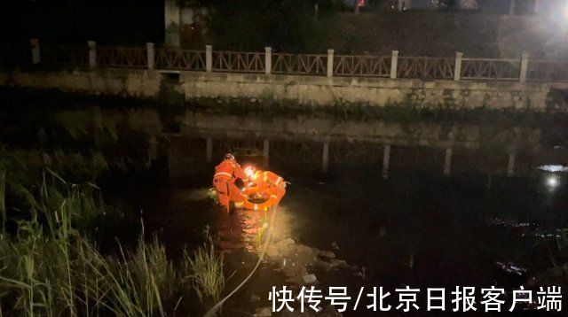 支流|男子醉酒后散步掉入温榆河，消防员紧急救助