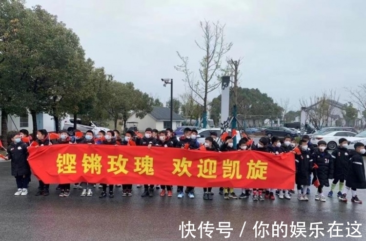 亚洲杯|国足羡慕嫉妒恨!500人夹道欢迎女足回归,男足凌晨5点根本没人理