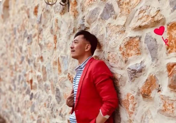 抚养|父母被害家破人亡，事业上升期退出歌坛抚养幼妹，如今华丽回归