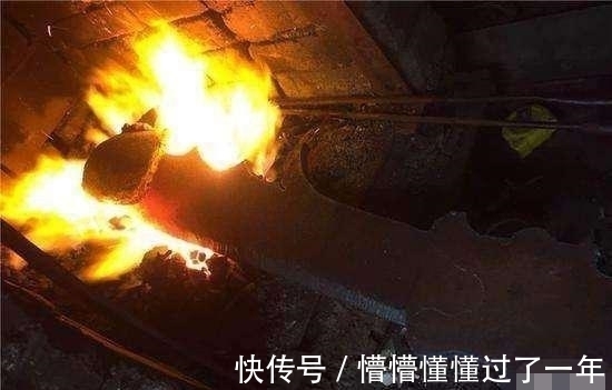 青龙偃月刀@尴尬:关公“青龙偃月刀”重出江湖,却无人能够单手举起!