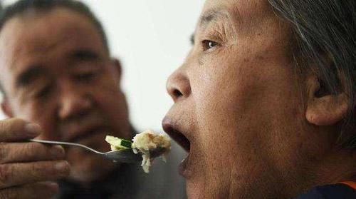 为什么上岁数的人都容易口臭？儿女别嫌弃，按照3种办法就能改善
