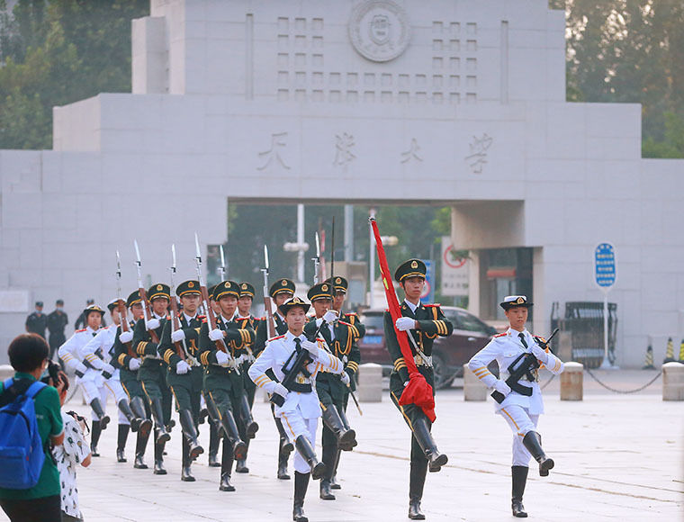 杨旺|纪念“九一八”，天津大学在国旗下演绎“四史”课堂