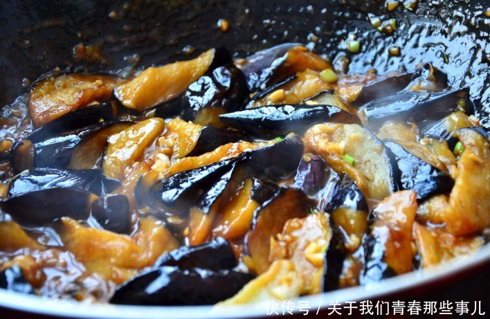 为啥|炒茄子时,为啥总发黑?下锅前多做2步,鲜香软嫩,不发黑不油腻