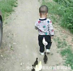 妈妈|3岁宝宝被打屁股,一气之下离家出走,妈妈追在后面,乐翻