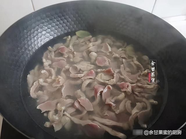 这道菜隔三差五就做一次，爽口开胃又下饭，简单炒一炒上桌