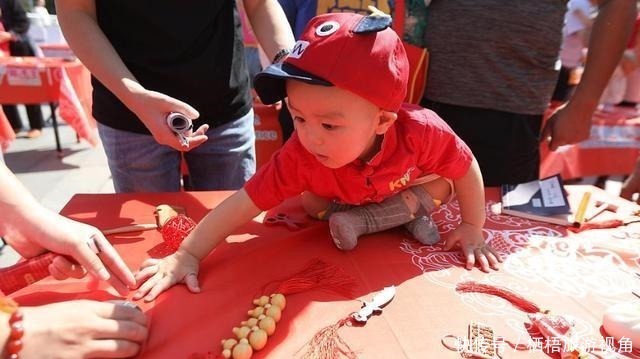 奶奶|让儿子“抓周”,孩子径直爬向这东西,奶奶这下可完了