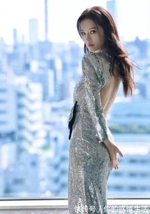 李沁 美女穿亮片裙尽显成熟妩媚,转身后那双眼太勾魂了,美的让人窒息