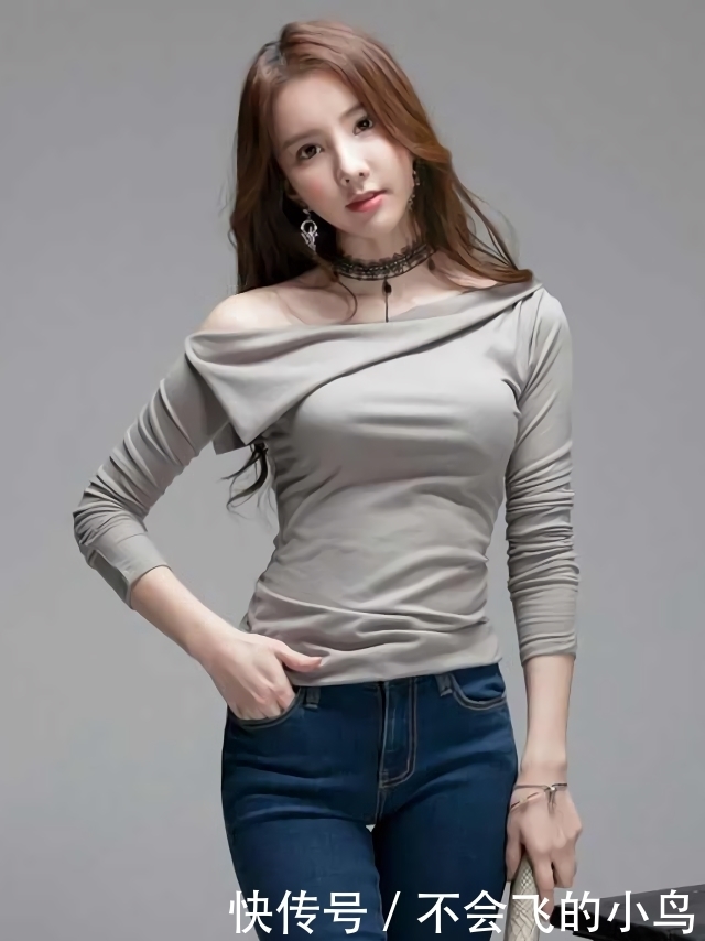 街拍:姑娘走在街头让我连连回头,她的牛仔裤搭配得很接地气!