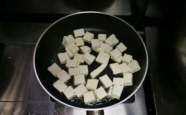 肉也贵，青菜也贵，还是在家吃豆腐吧，2块钱做一盘，真是实惠