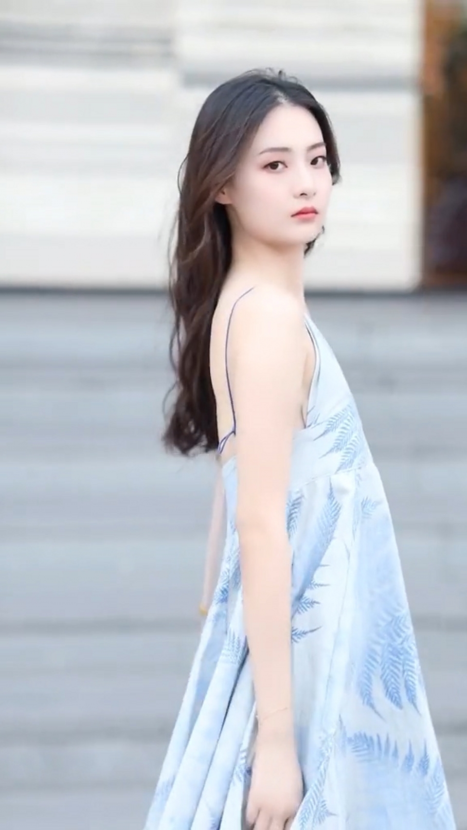 路人街拍，蓝色针织短袖搭配A字裙，充满青春活力