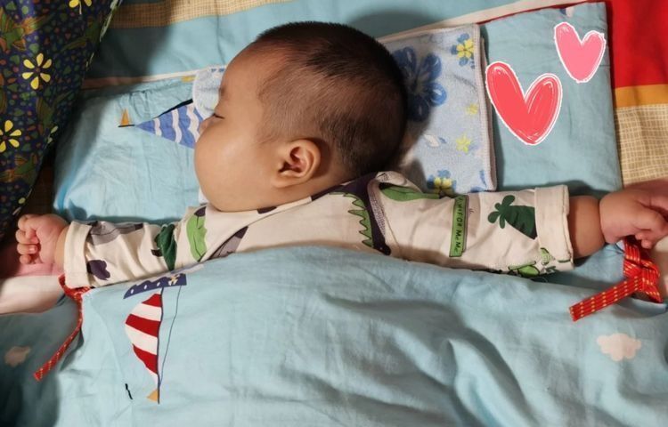 父母|娃睡觉爱踹被子就是热?那可不一定,这四种原因,常常被父母忽略