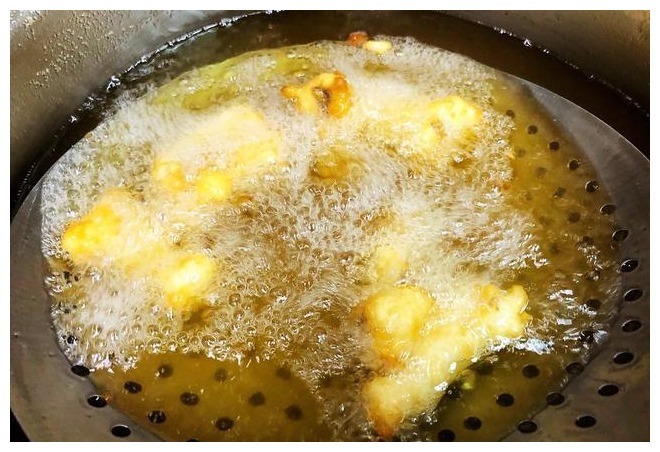 炸鱼时，有人用淀粉，有人用面粉，大厨都错了！这才是正确做法