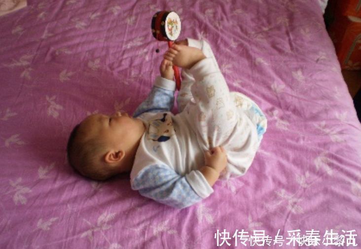 技能|宝宝有点“笨”家长别急,婴儿在6个月前学会简单技能,就算达标