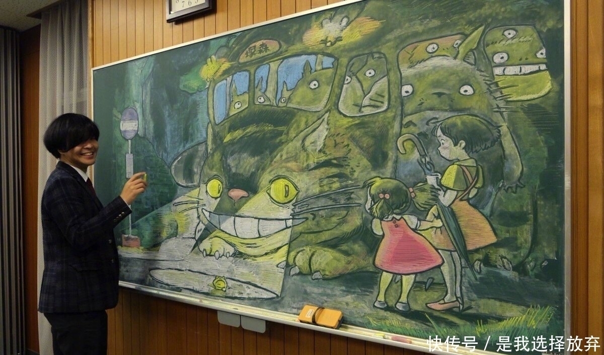 美术老师|老师手绘黑板报,各种动漫角色手到擒来,网友:我怎么就没遇到?