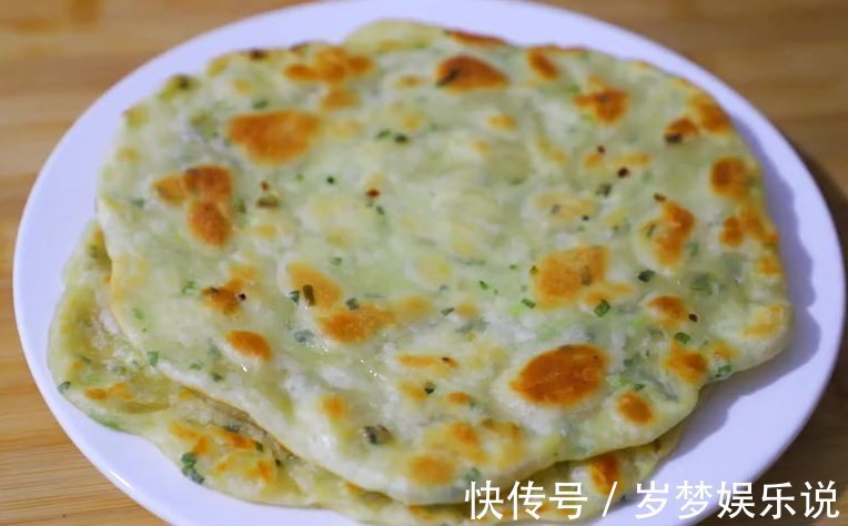 葱花饼|做法超简单的葱花饼,一口酥脆,葱香十足,好吃到停不下来