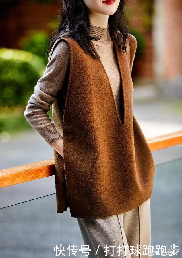 卫衣失宠了今年流行“毛呢背心搭衬衫”,洋气保暖显年轻