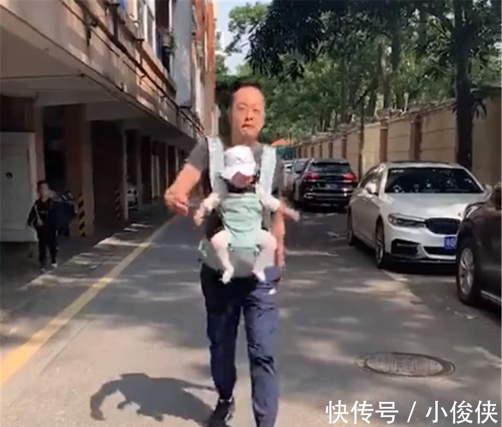 爸爸|爸爸终于有了女儿,第一次出门“嘚瑟”,走出“六亲不认”的步伐