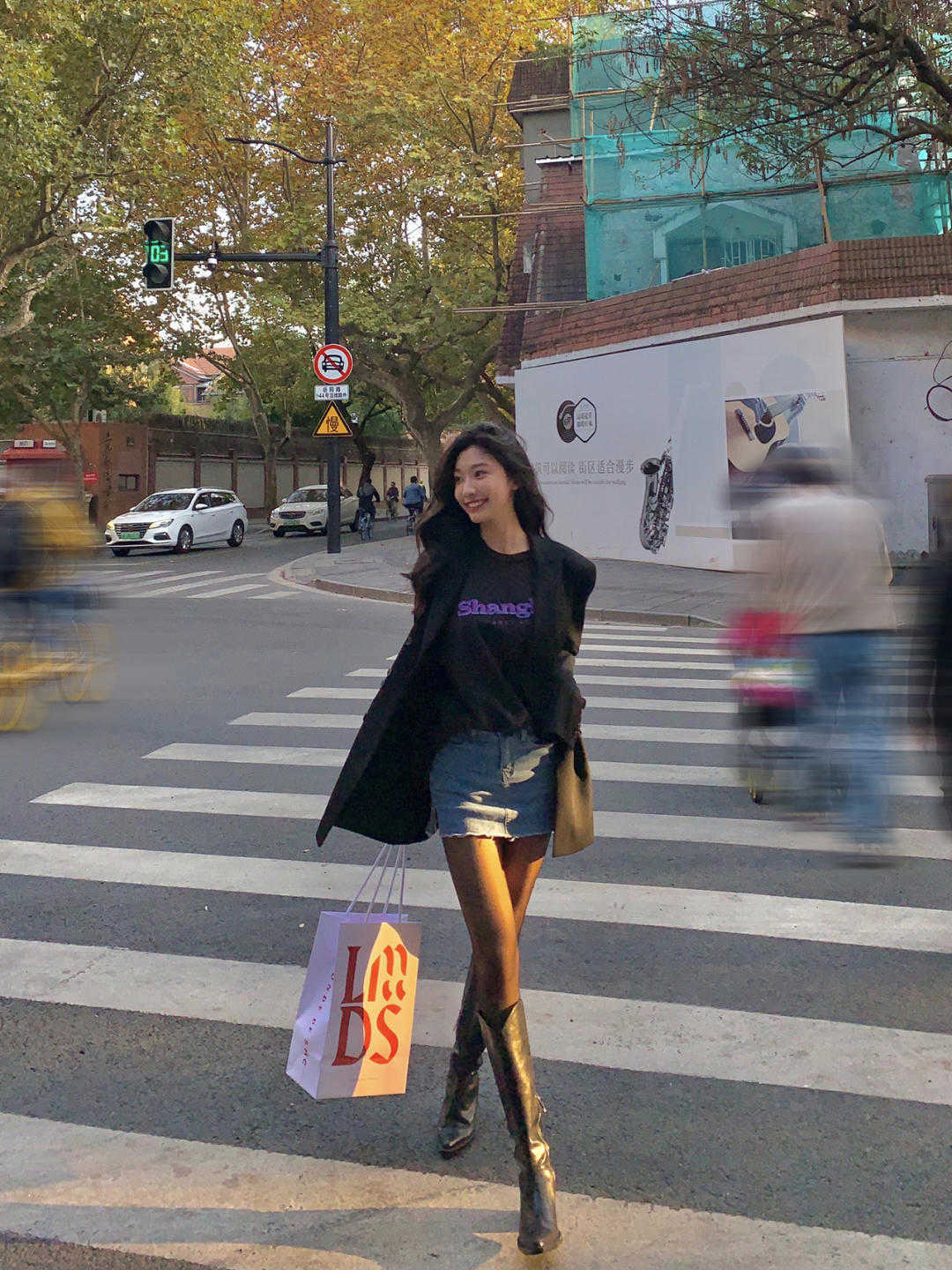 上身|还在为选下装而发愁吗?别愁了!用裙装配黑丝,上身效果美翻了