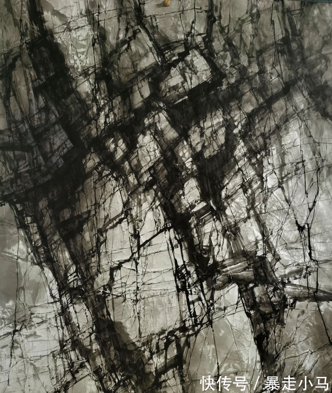 画法@赵寒翔不顾批评,搞国画创新,用涂鸦颠覆传统山石技法?