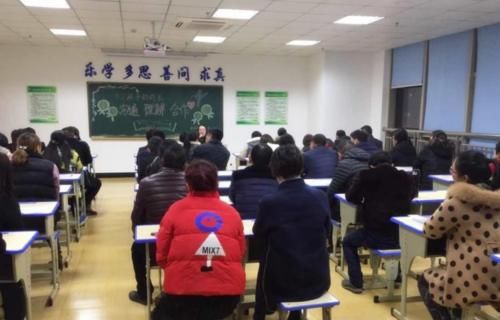 “请倒数第一名家长发言！”差生妈妈从容应对，让老师无地自容