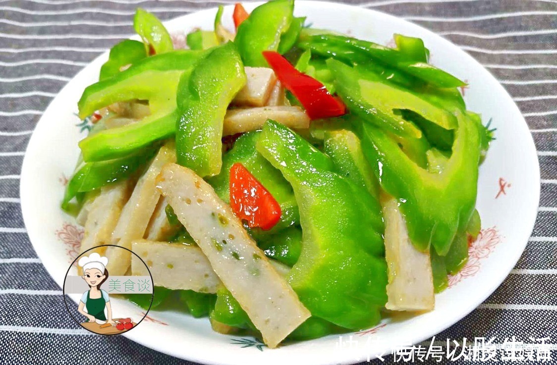 红辣椒|炒苦瓜时别直接下锅,多做一个步骤,苦瓜更脆还不苦,热天吃最香