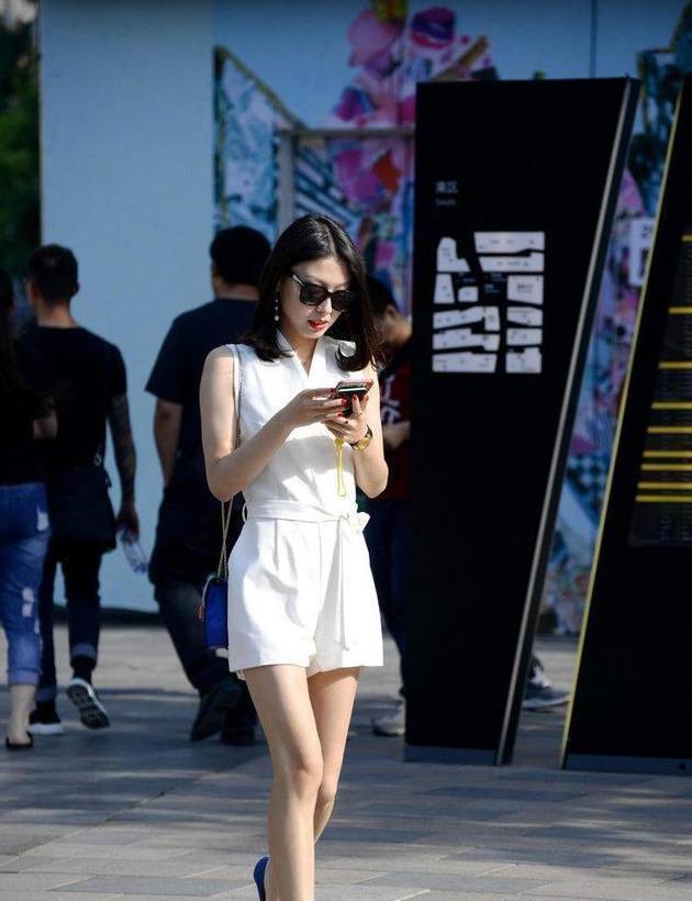 穿连衣短裤的小姐姐,搭配平底鞋依旧可以秀长腿