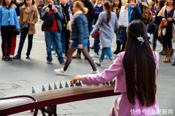汉服女孩法国街头走红：我弹的是古筝，不是日本筝