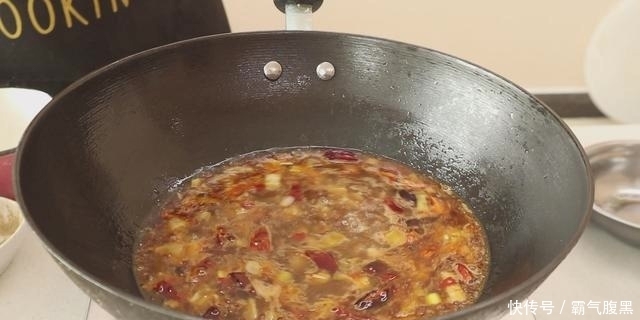  入少许|麻辣鸭血怎样做才好吃？学会这一招，鲜香滑嫩不破碎，麻辣鲜香