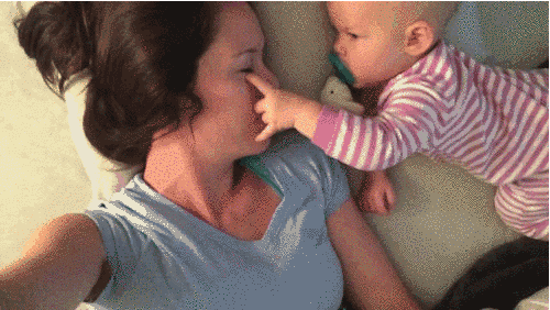 小手|宝宝有种“示爱”叫磨人，挺讨厌的但却是真爱，宝妈可别暴力制止