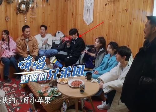 蔡徐坤唱歌时对手机傻笑，看到屏幕上的内容后，网友：要塌房了？