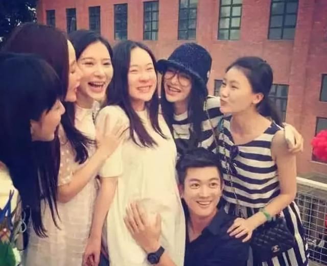 杜江给妻子洗脚,洗完还要亲吻脚丫,霍思燕都忍不住说很“作”