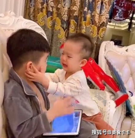 妈妈|小宝被妈妈打手背了,跑去跟哥哥告状,下一秒哥哥的反应好暖