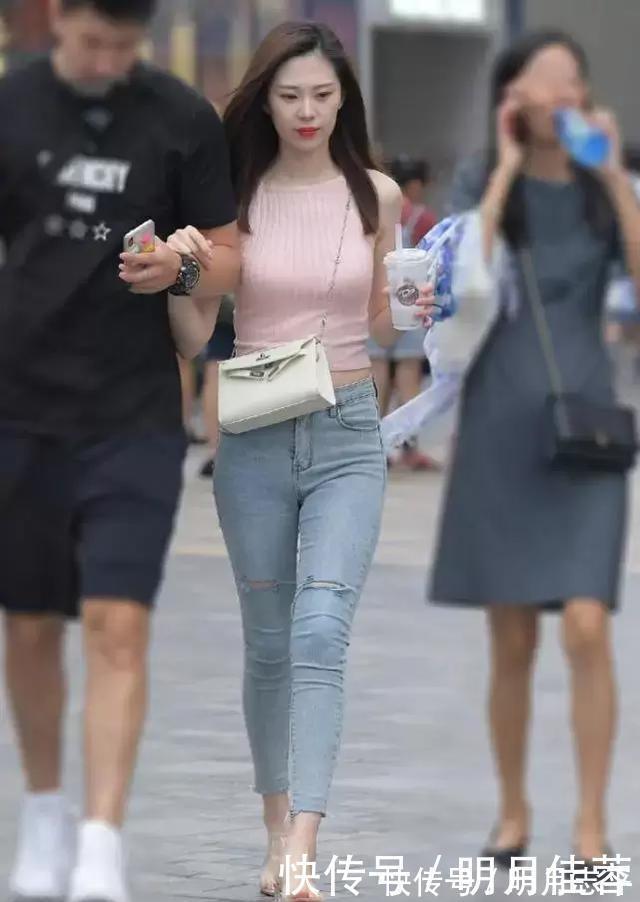 牛仔裤 小姐姐的九分裤穿搭很有特点,哪些说丑的站出来