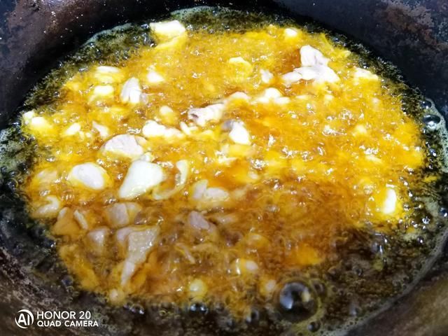 辣子鸡|鸡腿肉这样做，外酥里嫩，香辣过瘾，一大盘都不够吃