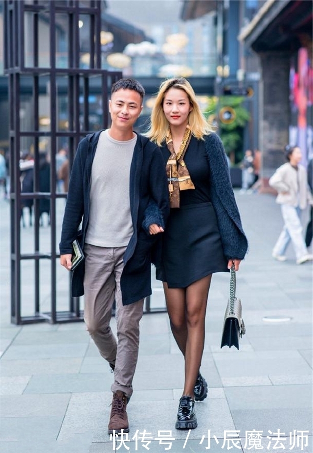 路人街拍,小姐姐选择了清纯的白色,显得时髦又好看