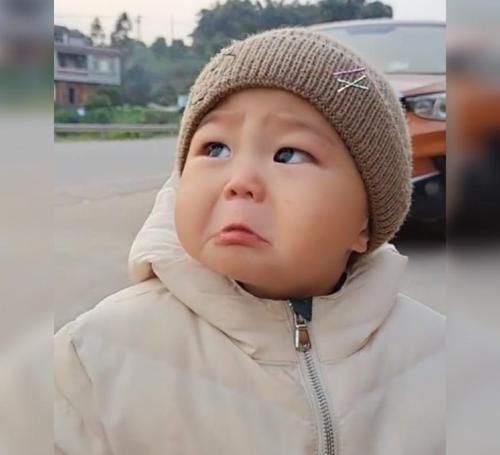 宝宝|萌娃被宝妈惹哭,哭出的大泡泡令网友哭笑不得:小鲤鱼吐泡泡了!